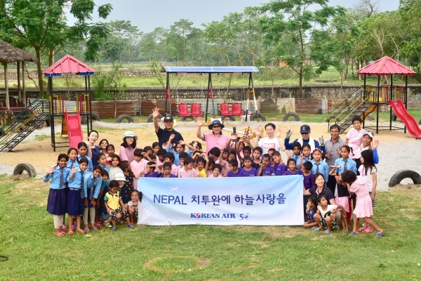 대한항공 사내봉사단이 네팔 치트완 지역 어린이와 주민들을 위해 다양한 봉사활동을 펼치는 모습.