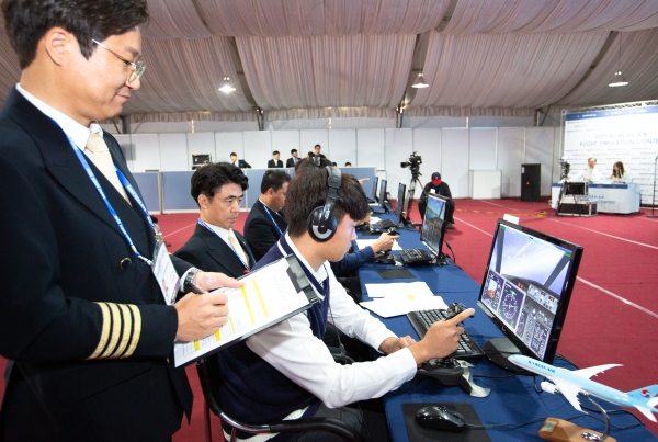 '2019 대한항공 플라이트 시뮬레이션 콘테스트'에서 참가자들이 시뮬레이터를 조종하고 있는 모습