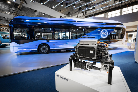 버스월드 2023(Busworld 2023)‘ 이베코버스 부스에서 전시 중인 수소전기 시내버스 ’E-WAY H2'와 버스에 탑재된 현대자동차의 수소연료전지시스템